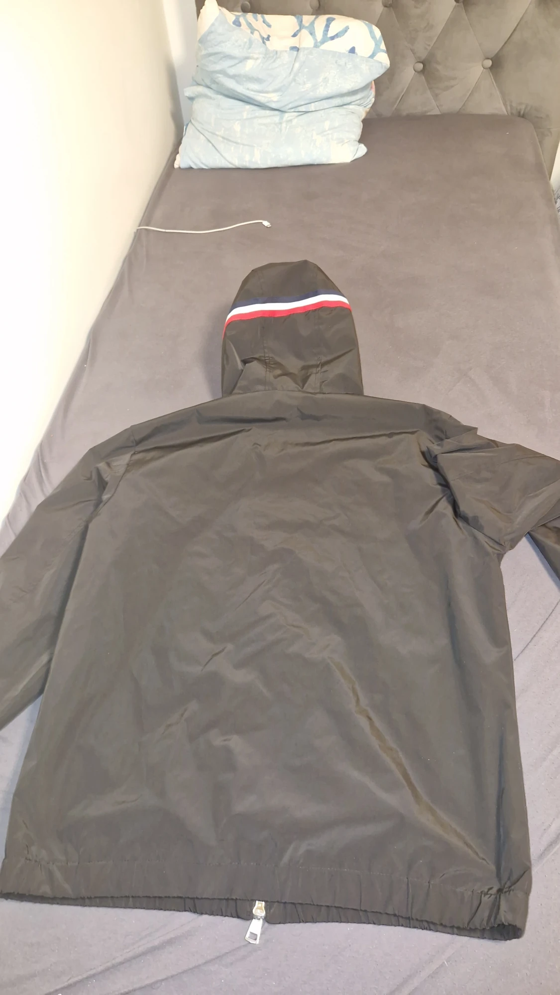 Svart vindjacka från Moncler med luva - 4