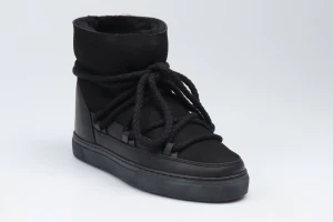 NYA Svarta inuikii skor! - Svarta inuikii boots med grova snören och platt sula. Skon har högt skaft och är fodrad på insidan för extra värme. Materialet är en mix av skinn och syntet, vilket ger en cool och robust känsla. Perfekt för kalla dagar när du vill ha både stil och komfort. Helt nya aldrig använda.