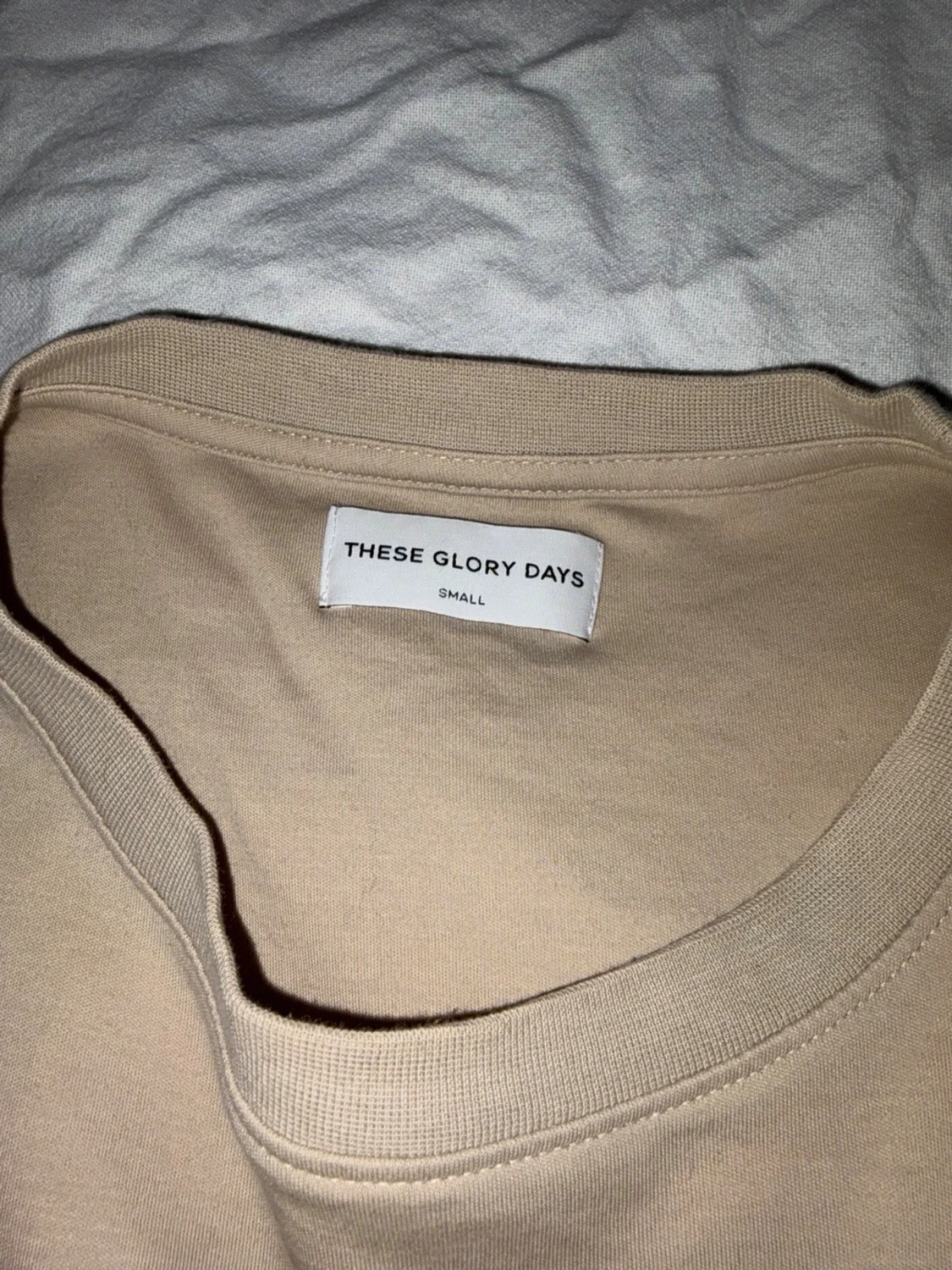 Beige t-shirt från These Glory Days - 2