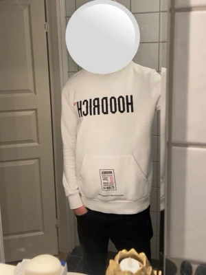 Vit Hoodrich M  - Fin vit hoodrich hoodie med text på ryggen och på magen väldigt skönt matrial på insidan som passar alla!