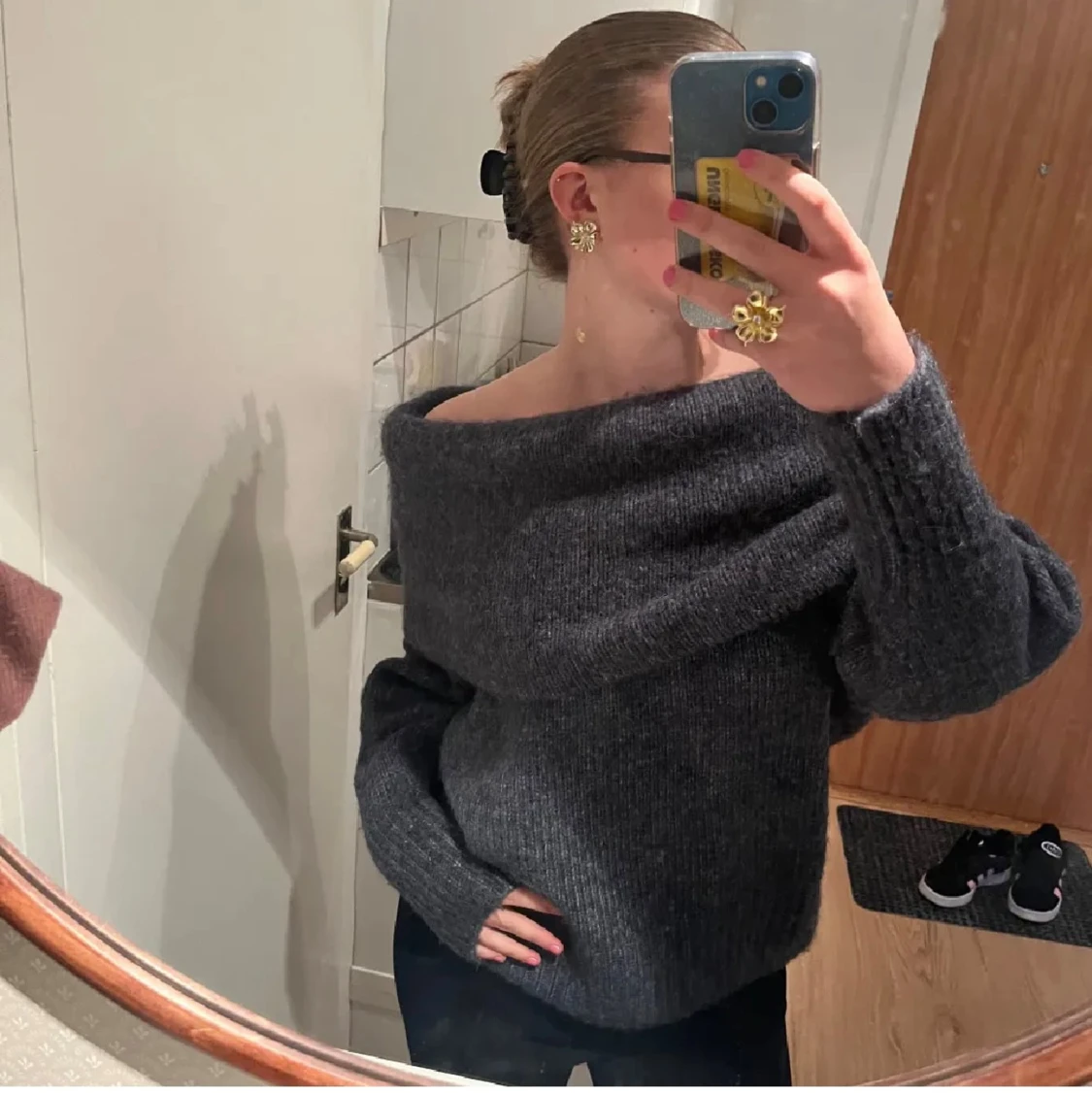 Mörkgrå offshoulder stickad tröja