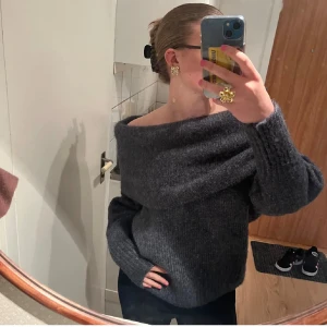 Mörkgrå offshoulder stickad tröja - Mysig mörkgrå stickad tröja, offshoulder. Tröjan är i strl M men sitter mer som en S💕knappt använd så är k fint skick.😊