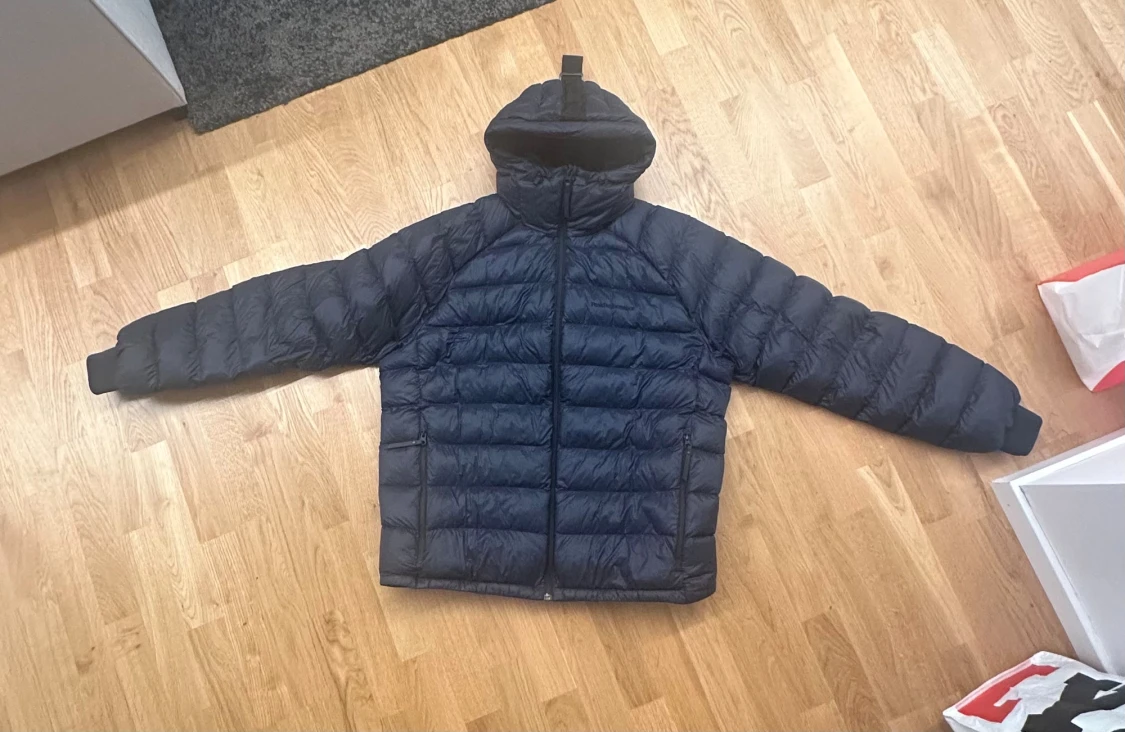 Mörkblå Peak Performance dunjacka XXL