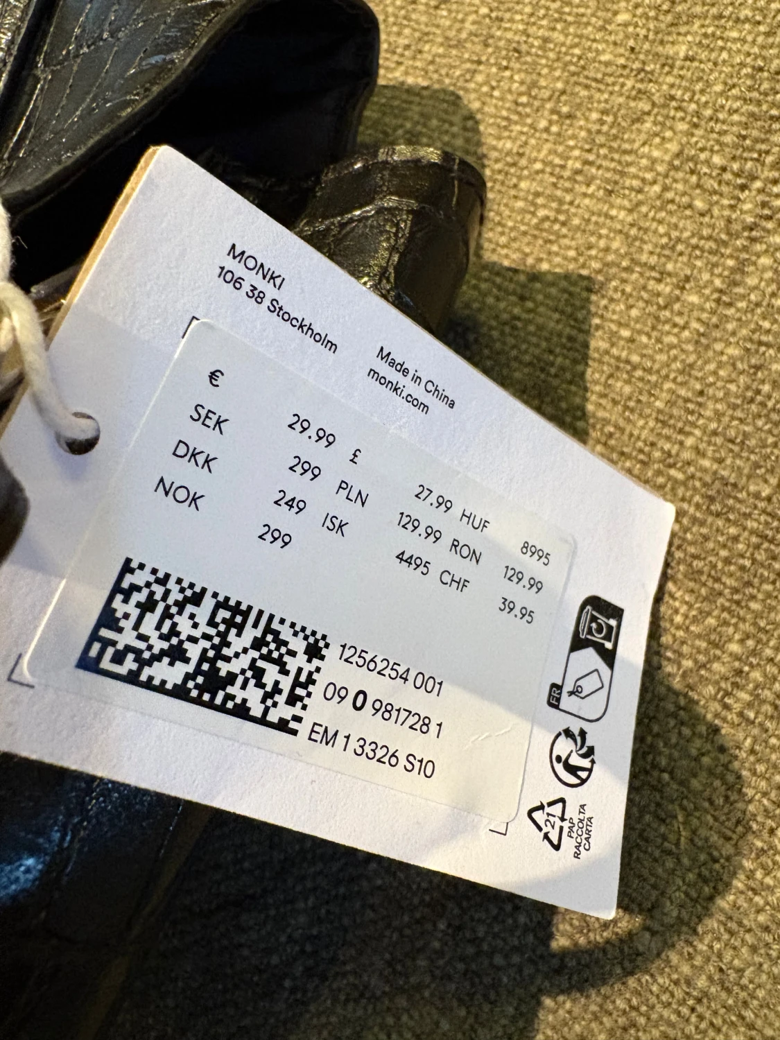 Svart handväska med hjärtdetalj från Monki NY med lapp - 3