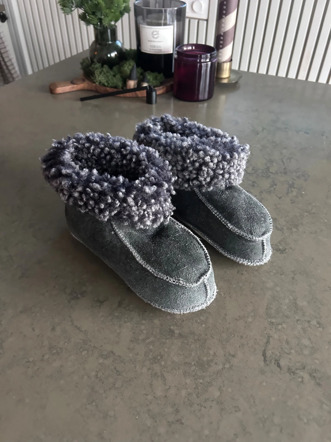 Handgjorda fårskinnstofflor  med ullkant till barn  - 1