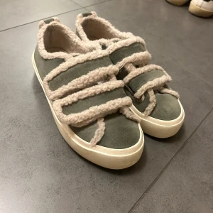 Inuikii skor - En intressekoll på mina gröna inuikii sneakers. Skorna är i grön mocka och har teddy detaljer, samma modell som de beigea på 2a bilden. Använda lite till och från förra hösten/vintern men fortfarande bra skick! Orginalkartong medföljer! Nypris ca 2400kr. Kom gärna med prisförlag, säljer vid bra pris🥰
