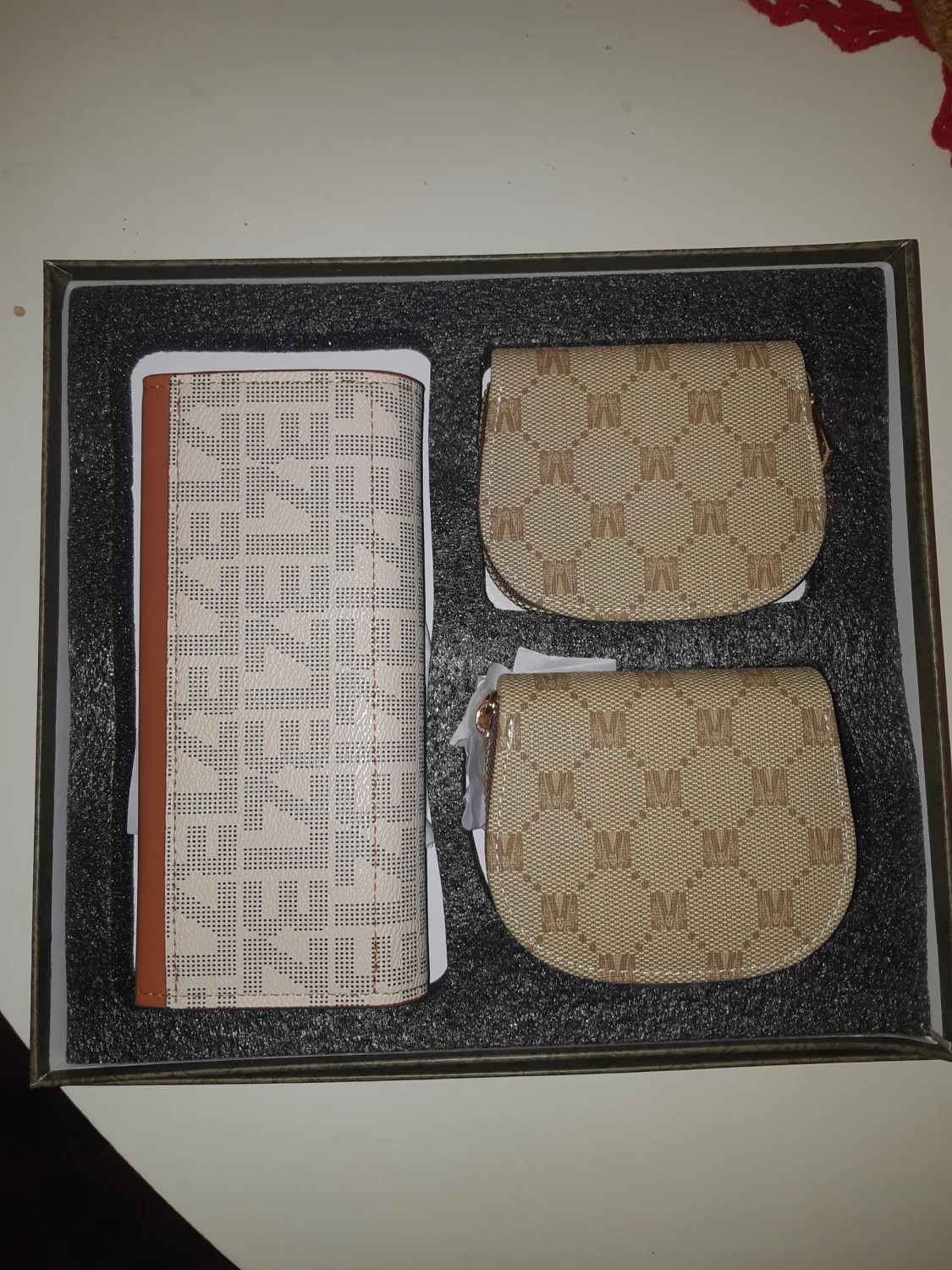 Beige plånboksset med mönster från W