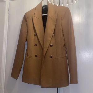 Beige kavaj Zara - Snygg beige kavaj från Zara storlek Xs. Använd fåtal gånger