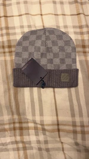 Mössa Louis Vuitton - Helt ny skriv vid frågor!