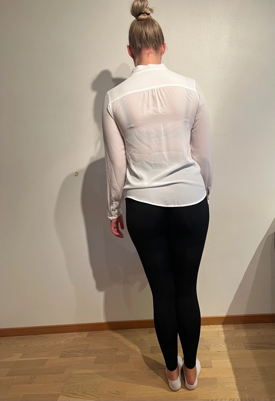 Vit, skir blus med dekorativ knytning. MQ/MARQET - 1