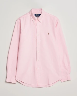 Rosa skjorta från Polo Ralph Lauren - Snygg rosa skjorta från Polo Ralph Lauren med klassisk button-down krage och broderad logga på bröstet. Skjortan har långa ärmar, vita knappar och är tillverkad i mjuk bomull. Perfekt för dig som gillar stilrena och tidlösa plagg.