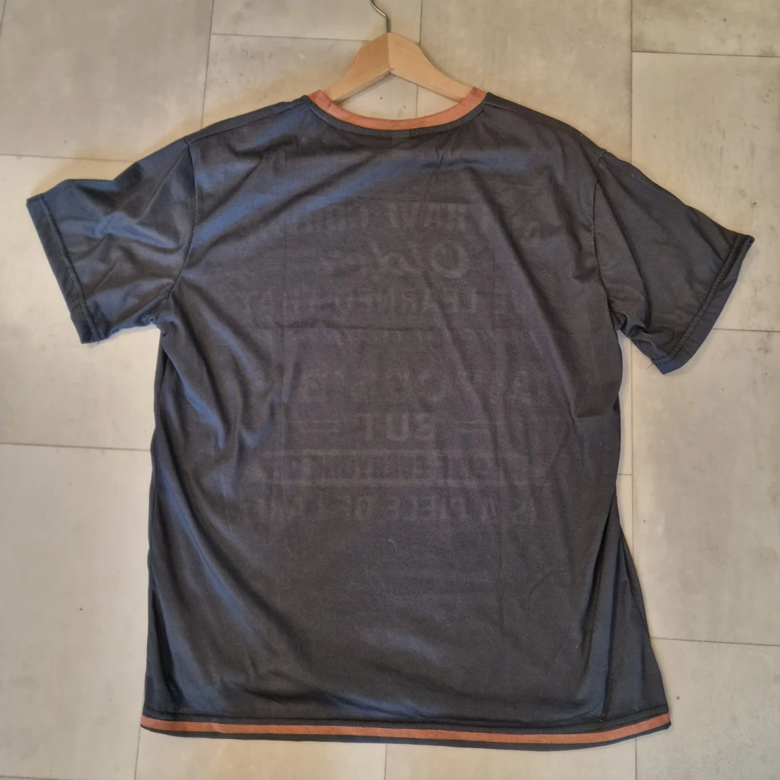 Mörkgrå t-shirt med tryck och kontrastkrage - 1