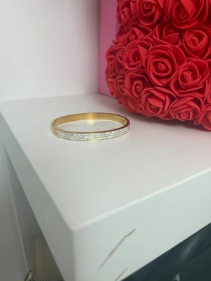 Glittrig guldarmband med stenar - Snyggt armband i guld med glittriga stenar på framsidan. Fick i present 💗