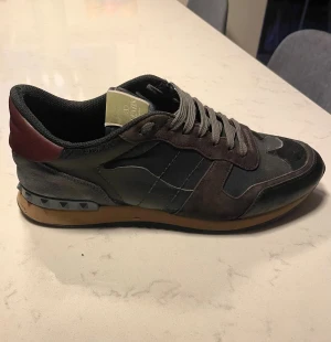 Valentino Rockrunners - Ett par riktigt feta valentino rockrunners i storlek 44. Dom är mörkblåa med vinröda detaljer där var. Knappast några defekter och ingen tappad nit eller skadad sula. Perfekta vinterskor eftersom dom är av läder. Kvitto finns men ingen box.