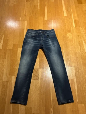 Dondup George  - Tja, säljer ett par lite schystare dondup jeans. I mycket bra kvalite. Vid frågor eller funderingar är det bara att skriva.