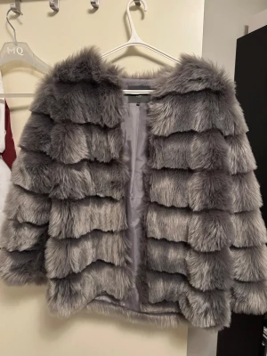 Grå pälsjacka från ICHI XS/S - Supermjuk och fluffig grå pälsjacka från ICHI i storlek XS/S. Riktigt cozy vibe och oversized känsla. Jätte elegant och stilren. Köpt för 3000kr och jag säljer för 850kr