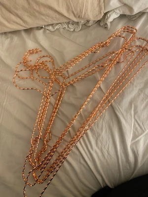 Klagar  - Jag säljer 7 st par galgar från rusta. Nyttsick.