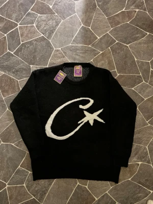 Cortiez Sweatshirt  - En helt ny oanvänd sweatshirt ifrån Cortiez. Plagget har aldrig använts därmed är i nyskick. Säljs pga ingen användning därmed vill bara bli av med plagget.                                                            Priset kan diskuteras!