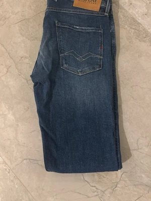 Replay Anbass jeans herr - Säljer ett par replay jeans ambass. Det är i mycket bra skick. Kom privat för frågor eller fler bilder. Pris kan diskuteras vid snabb affär. 