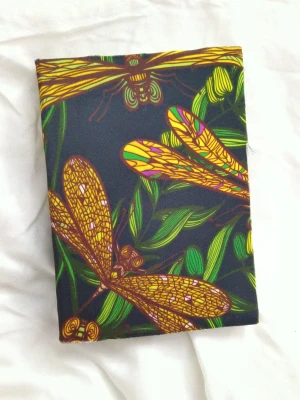 Handgjord anteckningsbok med trollsländor - Unik anteckningsbok med färgstarkt trollsländemotiv på omslaget. Perfekt för dig som vill skriva, rita eller skissa på tjocka, handgjorda papper. Inspirerande design som sticker ut och passar både i skolan och på fritiden. A5 storlek ca 100 sidor