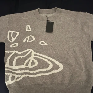 Saturno tröja - Stickad saturno tröja som jag köpt nyligen men vill sälja pga att den är för liten lägger upp den för priset jag köpte för, men det går att förhandla