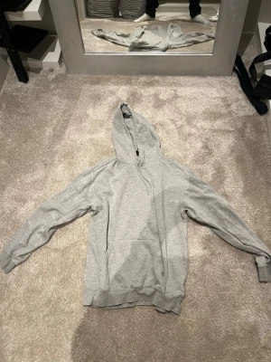 Snygg grå hoodie  - En shjysst grå hoodie från hm. 