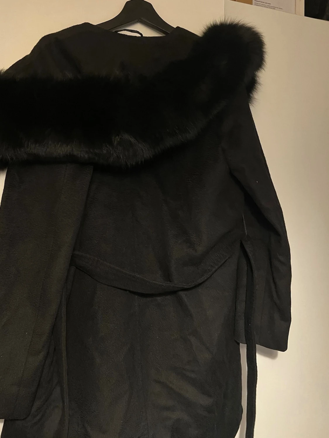 Svart kappa med päls och bälte