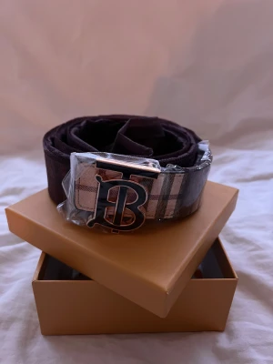 Burberry bälte  - Helt nytt bälte från Burberry. Box, kvitto och certifikat kommer med!