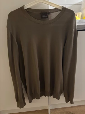 Beige stickad tröja Oscar Jacobson - Färgen är khaki 