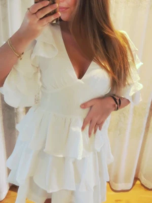 student klänning  - super fin student klänning, helt ny endast testad!👩‍🎓💙💛nypris 900 mitt pris 800kr