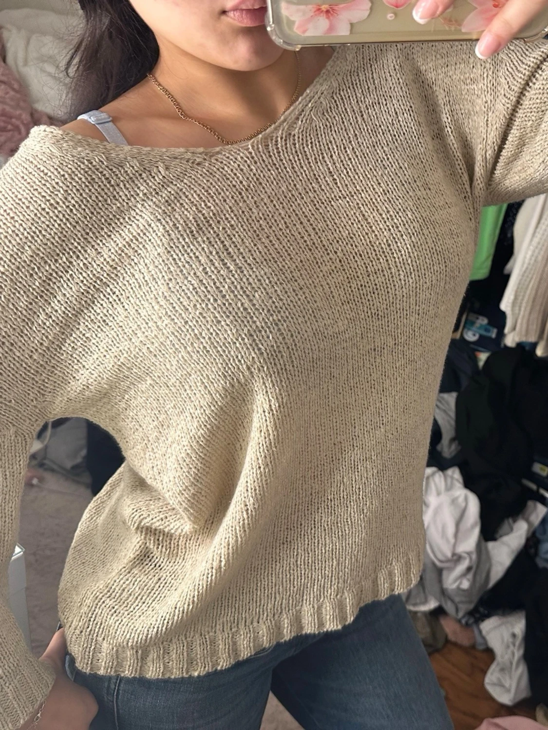 Beige stickad tröja med bred hals - 1