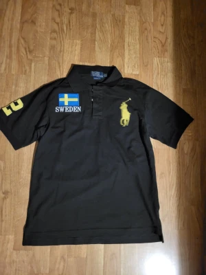 Ralph lauren  - Säljer denna sjukt feta ralph lauren piken med stora ralph lauren loggan och ett stort Sverige märke! Tröjan passar till alla tillfällen😃 Det står att det är strl L men passar f8lk runt 165-173 cm långa. Pris går att diskuteras!✌️