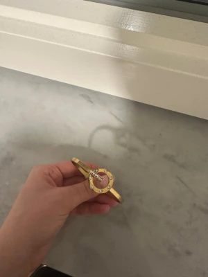 Guldfärgad Ida Bangle från Edblad - Snygg guldfärgad bangle från Edblad, modell Ida Bangle. Knappt andvänt, inga defekter alls. Org pris 499