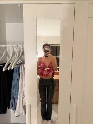 Svarta skinnbyxor - Säljer ett par svarta skinnbyxor🖤Byxorna är använda mycket och har vissa skavanker. Dock är det inget jag tycker att man tänker på när man väl har på sig byxorna!😀