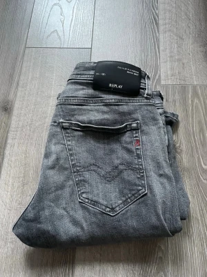 Replay jeans - Säljer ett par super snygga replay jeans. Färgen grå. Modell är dave, där modellen står har det försvunnit. Storlek 30/32, håller måtten bra. De har täcken på användning men inget man stör sig på, dem är i bra skick för att ha varit använda. Hör av dig vid fundering!🤔   Frakt samma dag som köp!:)