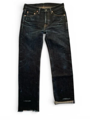 Iron Heart 25oz Selvedge Jeans 🇯🇵 - Säljer nu min käraste ägodel då de tyvärr blev för korta på mig. Dessa är så otroligt fina och väldigt svåra att få tag på, är man intresserad av selvedge finns det inget bättre att få. Dessa sitter som pansar på benen och utvecklar en otroligt fin karaktär över tiden. Midja: 38,5cm Innerben: 77cm Ytterben: 105cm och Benöppning: 20,5cm. Passformen är Slim/Straight och sitter nästan perfekt på mig som är 181cm och väger 67kg. Jag svarar gärna på frågor så det är bara att höra av sig!🙌🇯🇵