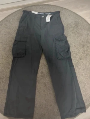 Grå cargopants  - Helt nya cargobyxor köpta på Bershka i Paris, men jag provade dem inte vid köptillfället, så jag har inte använt dem eftersom de var alldeles för stora.