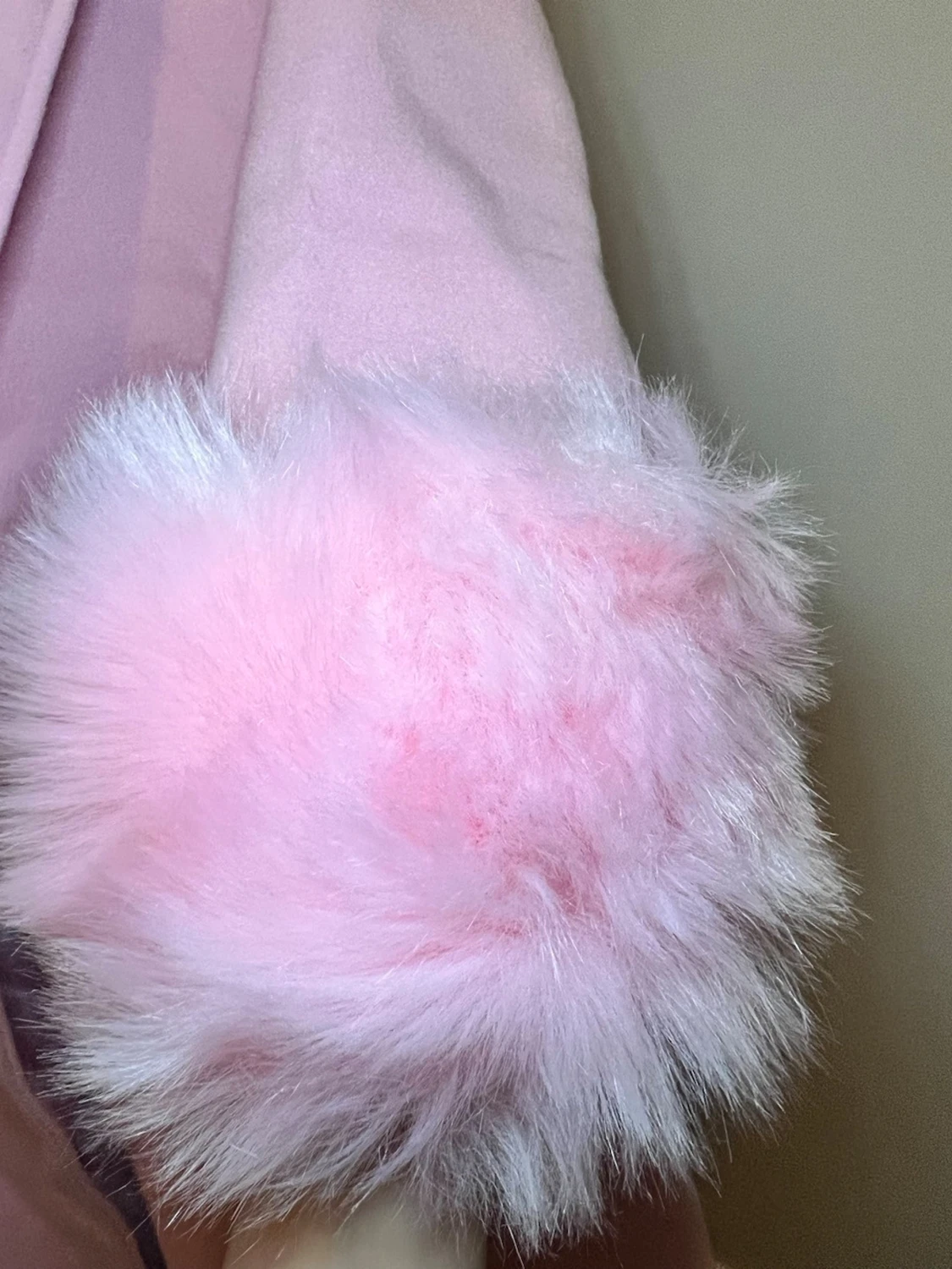 Rosa trenchcoat ,kappa med fuskpäls och pärlknappar och bälte  - 5