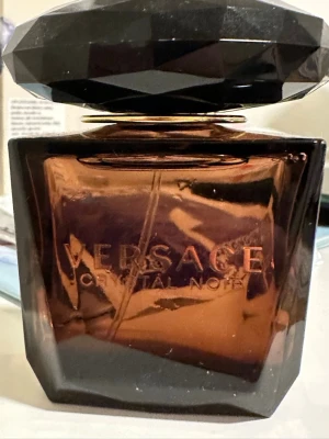 Versace Crystal Noir 30ml - Versace Crystal Noir Eau de Toilette, 30ml. En ikonisk parfym med lyxig känsla, perfekt för dig som vill sticka ut. Tillverkad i Italien. Snygg flaska som passar i väskan.