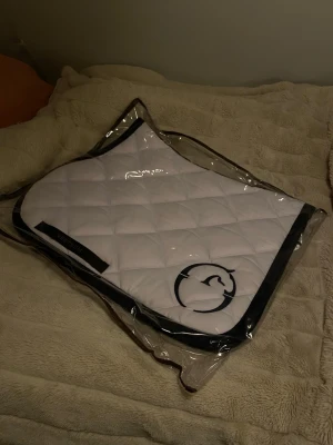 Vestrum shabrack - Snygg shabrack från Vestrum med marinblå kant och broderad logga på sidan. Shabracket har en stilren design. Helt nytt, aldrig använt. Kommer i original påse!!