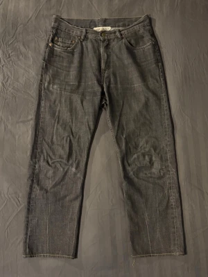 Our legacy grå jeans  - Tja säljer ett par riktigt sköna our legacy jeans. Storlekslappen är helt blekt men modellen på bild 4 är 178 cm 63 kg men hade rekommenderat de till någon lite kortare. Bra skick men liten skada på gylfen som man ser på sista bilden.