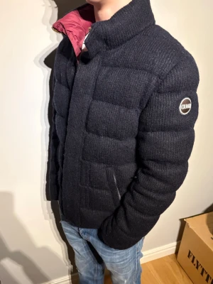 Colmar Jacka - En sjukt fet dunjacka från colmar i ett väldigt snyggt ull/manchester material. Storlek 48, sitter som S. Fint skick! Hör av er vid frågor!