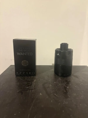 Azzaro The Most Wanted 100ml ÄKTA - Azzaro The Most Wanted Eau de Parfum Intense, 100ml. Snygg och modern design som sticker ut i hyllan. Perfekt för dig som vill ha en parfym med attityd och stil.