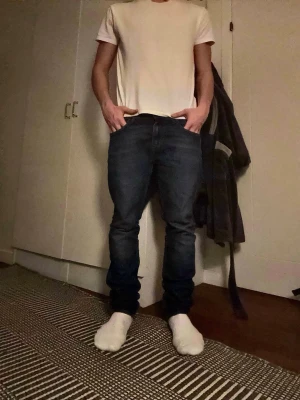 Mörkblå jeans Tiger of Sweden  - Riktigt snygga jeans från Tiger of Sweden i mörkblå denim (31W, 34L) med cool tvätt och lite worn känsla. Ger riktiga archive/vintage vibbar. Skön passform och sitter riktigt bra på (straight fit).