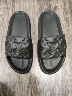 Svarta tofflor/sandaler  - Helt nya för dig som har 42/43 i storlek.