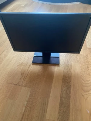 Acer V246HL - Acer V246HL LED-bakbelyst 24-tums skärm i gott skick. Perfekt för kontor eller hemmabruk med tydlig bild och stabil fot. Inga synliga repor eller skador på skärmen eller ramen. Tillverkningsdatum september 2015. Ren och välvårdad.