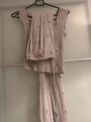 Matchande set  - Gråtr set topp storlek xs, byxor storlek M🤎 • Instagram: Ginise  #set