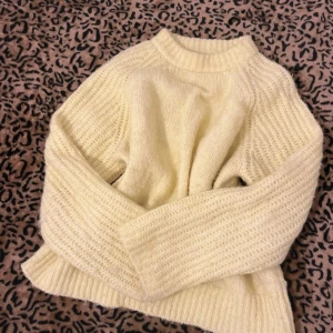 Zara Thick Scandi Knit Sweater - Zara Thick Scandi Knit Sweater 🌼 Feminint och mysigt oversized fit ❄️ Skandinavisk / Stockholm-inspirerad stil 🌼 Supermjukt och bekvämt material ❄️ Ullblandning som värmer 🌼 Ger en enkel “Pinterest / clean girl”-vibe ❄️ Helt i toppskick – hög kvalitet 🌼 Perfekt för vintern – varm och unik tröja