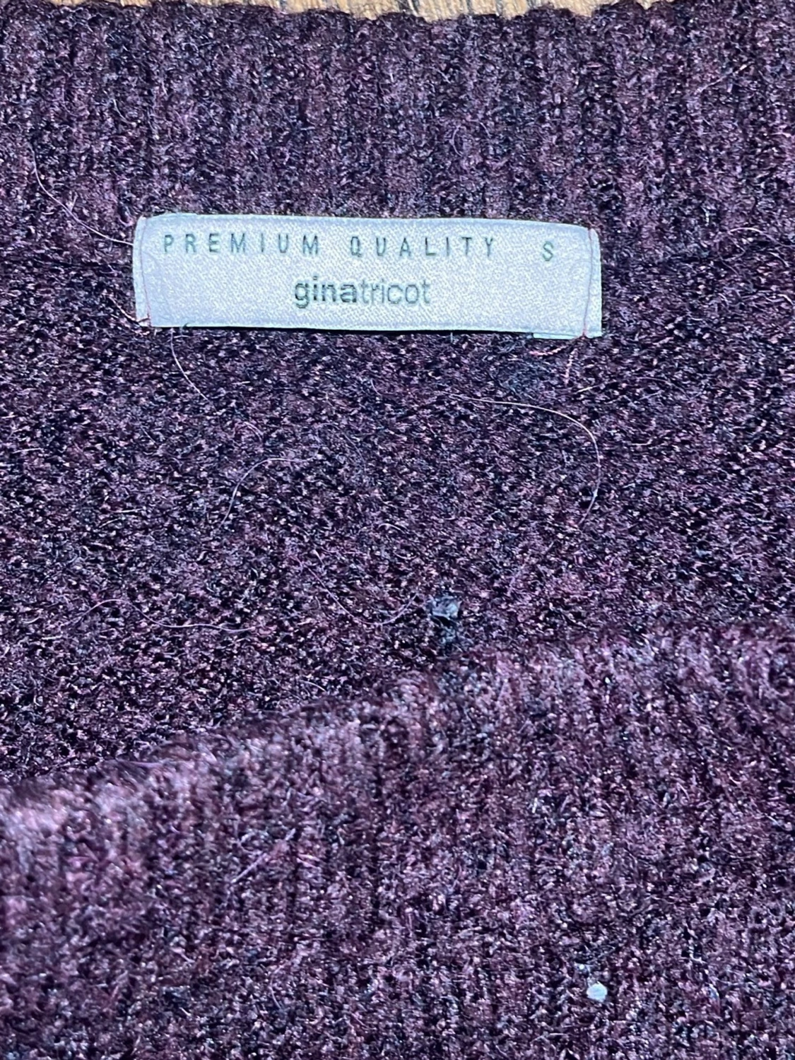 Vinröd stickad tröja från Gina Tricot - 1