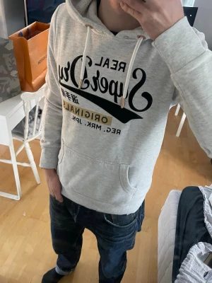Vintage 2000s  Superdry hoodie (Limited Edition) - Säljer nu denna sjukt snygga limited edition vintage 2000s hoodie från Superdry i storlek S! Den är ur en limiterad upplaga på färre än 500 exemplar😊 Säljs ej längre och är mycket eftertraktad! Skriv vid funderingar 🤝📲
